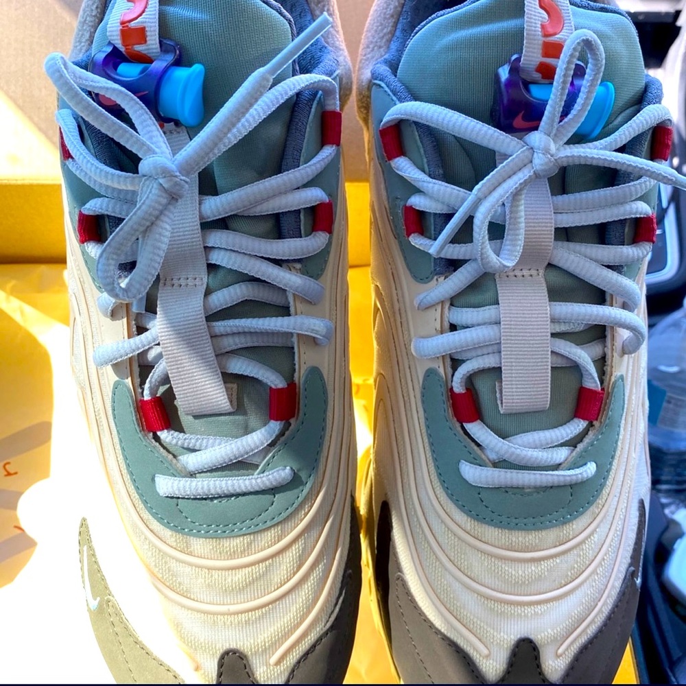 VNDS pair of Nike X Travis Scott cactus trails. Worn twice. 100% authentic.